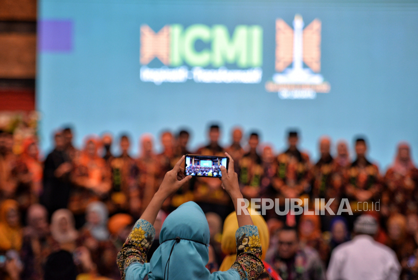 Tamu undangan mengambil gambar acara Silaturahmi Kerja Nasional (SILAKNAS) Ikatan Cendekiawan Muslim se-Indonesia (ICMI). (Foto: ilustrasi)