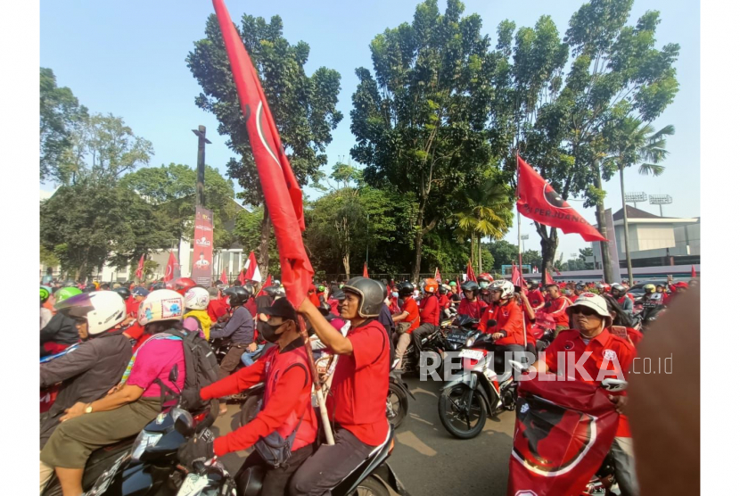 Konvoi motor dari ribuan kader PDIP DKI Jakarta turut menyemarakkan peringatan puncak Bulan Bung Karno (BBK) 2023 di Stadion Utama Gelora Bung Karno (GBK), Jakarta, Sabtu (24/6/2023) pagi ini.Dipimpin mobil komando, barisan PDIP memadati Gedung parkir B kompleks GBK. 