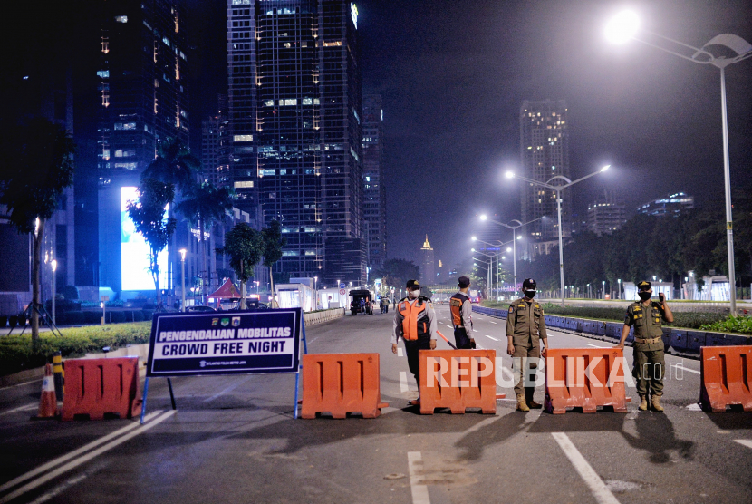 Polda Metro Jaya menghentikan kebijakan malam bebas kerumunan (Crowd Free Night/CFN), tetapi menerapkan sistem patroli dalam penegakan protokol kesehatan untuk mencegah penyebaran virus corona (Covid-19). (Foto: Crowd Free Night di Jalan Sudirman-Thamrin, Jakarta)