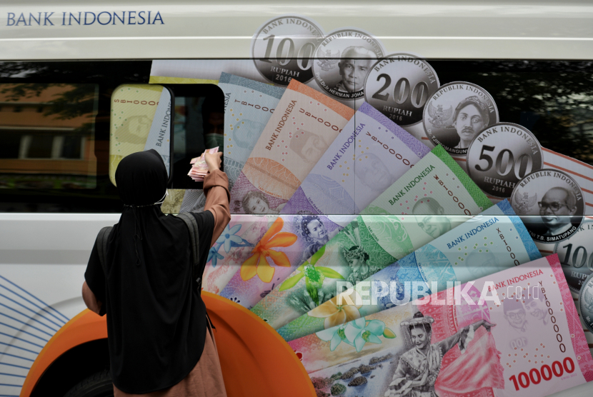 Warga menukarkan uang tunai baru di layanan kas keliling  Bank Indonesia di kawasan Pasar Tebet Barat, Jakarta, Selasa (28/3/2023). 
