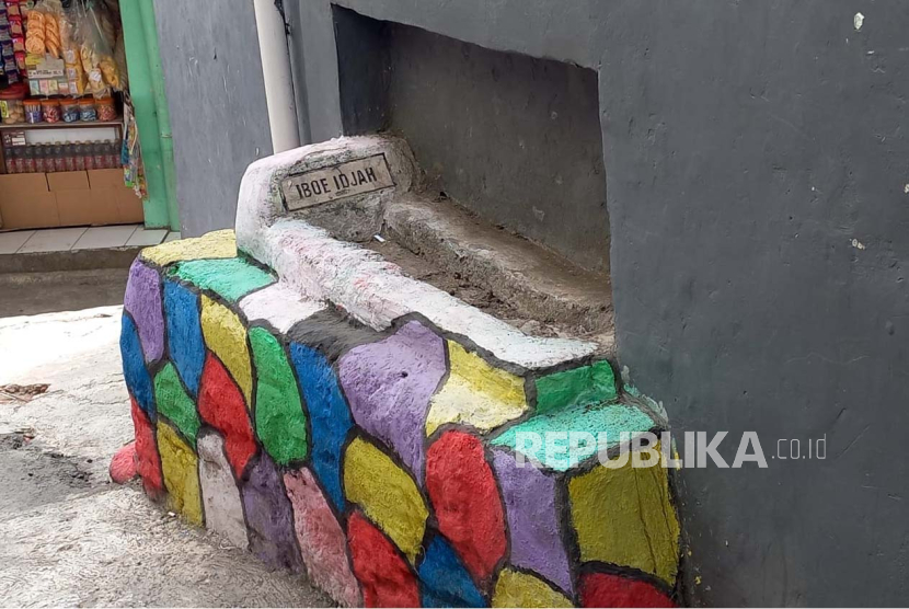 Kondisi makam bertuliskan Iboe Idjah yang menempel dinding rumah warga di gang kawasan Linggawastu, Kota Bandung, Jawa Barat, Senin (9/10/2023). 