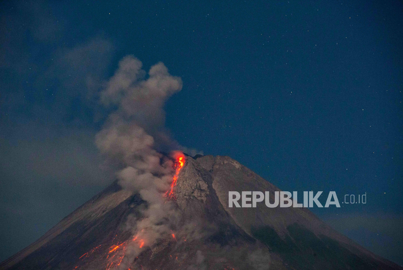 Guguran lava pijar Gunung Merapi terlihat dari Turi, Sleman, DI Yogyakarta, Ahad (21/7/2024). 