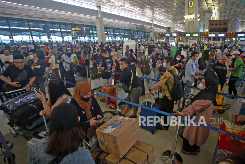 Sejumlah calon penumpang pesawat antre untuk lapor diri di Terminal 3 Bandara Sekarno Hatta, Tangerang, Banten, Rabu (19/4/2023). Penumpang pesawat diingatkan untuk tidak membawakan barang orang lain dengan alasan apapun.