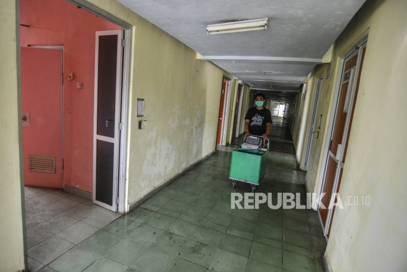 Petugas membersihkan ruangan yang akan dijadikan ruang isolasi korban virus corona di Rumah Sakit Islam Hj Siti Muniroh Tasikmalaya, Jawa Barat, Senin (23/3/2020). 