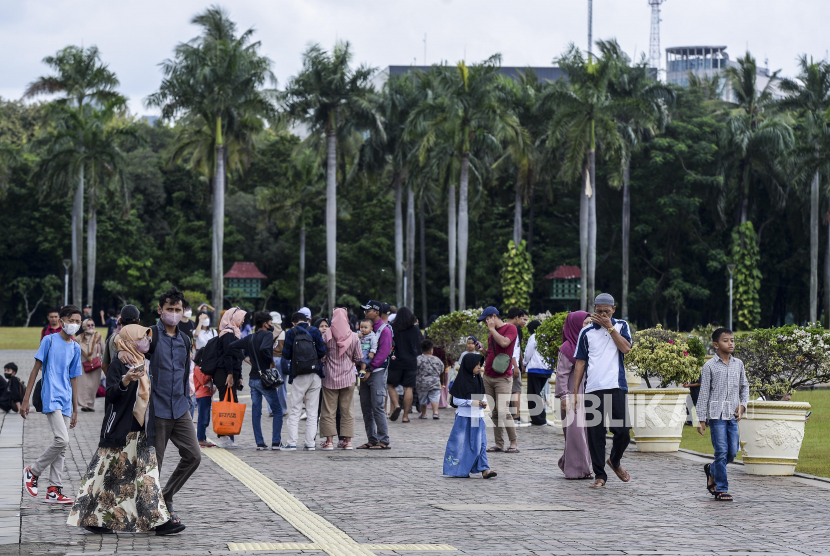 Warga berwisata di kawasan Monumen Nasional (Monas), Jakarta Pusat, Kamis (29/12/2022). 