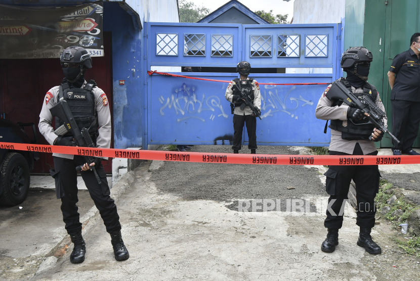 Petugas kepolisian berjaga di depan rumah terduga teroris saat penggeledahan di Serang Baru, Kabupaten Bekasi, Jawa Barat, Senin (29/3/2021).