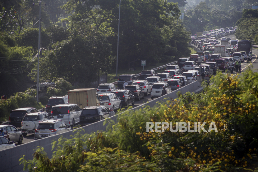 Sejumlah kendaraan memadati ruas jalan jalur Puncak, Gadog, Kabupaten Bogor, Jawa Barat (ilustrasi)