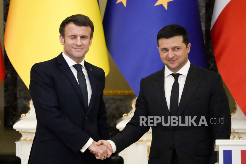 Presiden Prancis Emmanuel Macron, kiri, berjabat tangan dengan Presiden Ukraina Volodymyr Zelenskyy. Prancis telah membekukan lebih dari 800 juta euro aset milik Rusia