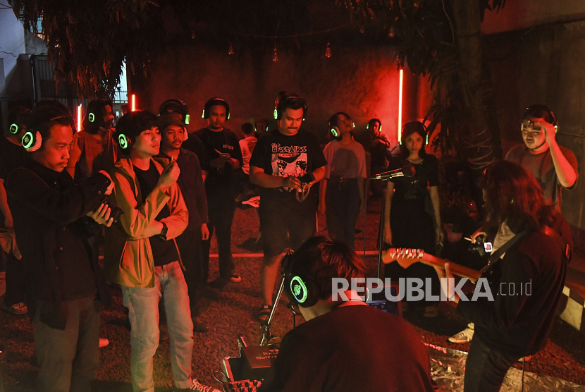 Ilustrasi mendengarkan musik.