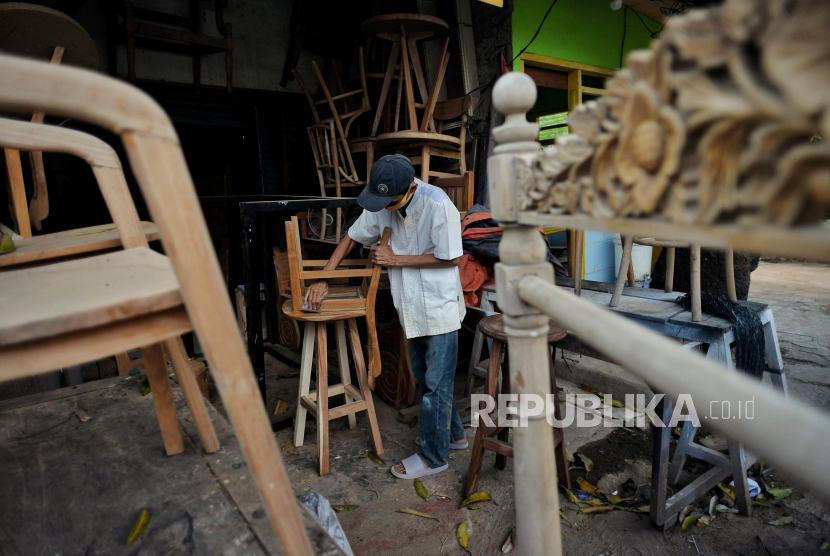 Pekerja menyelesaikan pembuatan furnitur di rumah produksi Kawasan Kemang, Jakarta Selatan, Ahad (28/2). Presiden Joko Widodo mengajak masyarakat berpihak kepada Usaha Mikro Kecil Menengah (UMKM) atau produk lokal. 
