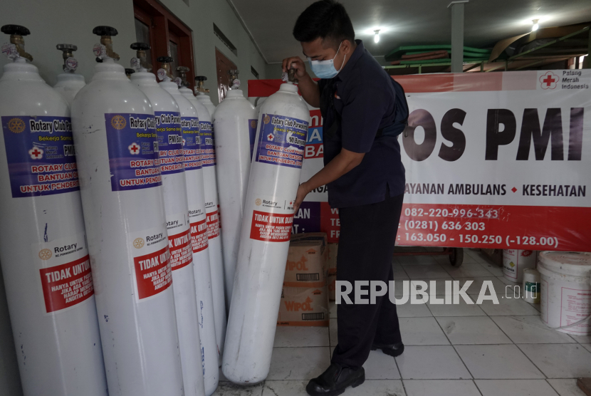 Pekerja membongkar muat tabung oksigen yang akan didistribusikan kepada pasien COVID-19 di Kantor PMI Banyumas, Jawa Tengah, Selasa (3/7/2021). 