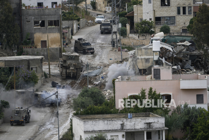 Asap mengepul menyusul ledakan selama serangan militer Israel di kota Deir al-Ghusun, dekat kota Tulkarem, Tepi Barat, Sabtu, 4 Mei 2024.