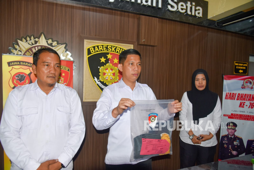 Kepala Satuan Reserse Kriminal (Satreskrim) Polresta Cirebon Kompol Anton menunjukkan barang bukti kasus pencabulan anak di bawah umur, Rabu (1/2/2023).