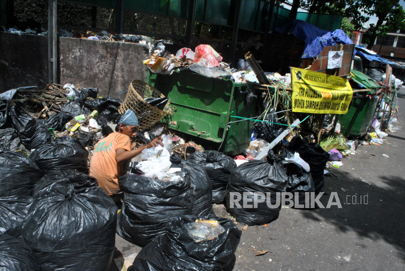 Sampah warga menumpuk di penampungan sampah sementara (ilustrasi)