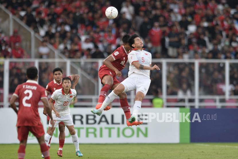 Pemain timnas Indonesia Fachruddin Aryanto melakukan duel udara dengan pemain Vietnam saat pertandingan semifinal leg pertama Piala AFF 2022 di Stadion Gelora Bung Karno, Senayan, Jakarta, Jumat (6/1/2023). Pertandingan berakhir imbang dengan skor 0-0.