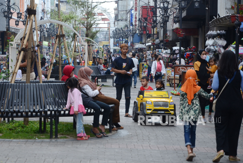 Kepadatan kawasan alun-alun Kota Bandung, di Jalan Dalemkaum saat musim liburan sekolah, (ilustrasi).  Dinas Kesehatan (Dinkes) Kota Bandung mengungkapkan dua orang warga Bandung telah dites Whole Genome Sequensing (WGS) karena diduga terpapar Covid-19 varian Omicron.