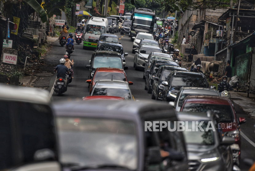 Sejumlah kendaraan bergerak melambat saat pemberlakuan satu arah menuju Jakarta di Kawasan Megamendung, Bogor, Jawa Barat, Senin (16/9/2024). Kemacetan panjang/parah di Jalur Puncak terpantau sudah berakhir. Arus lalulintas dari arah Kawasan wisata puncak menuju Bogor/Jakarta pun kembali ramai lancar usai kepolisian memberlakukan rekayasa lalu lintas oneway atau satu arah.