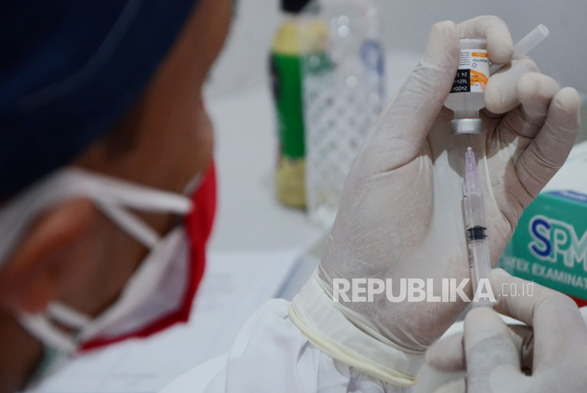 Petugas menyiapkan vaksin untuk vaksinasi di Jabar, (ilustrasi).