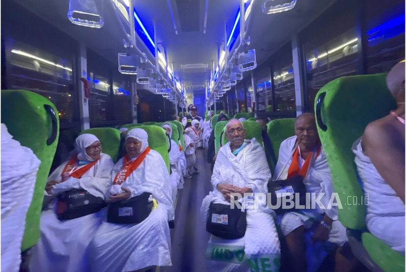 Ilustrasi jamaah umroh wanita duduk di bus menuju Masjidil Haram.