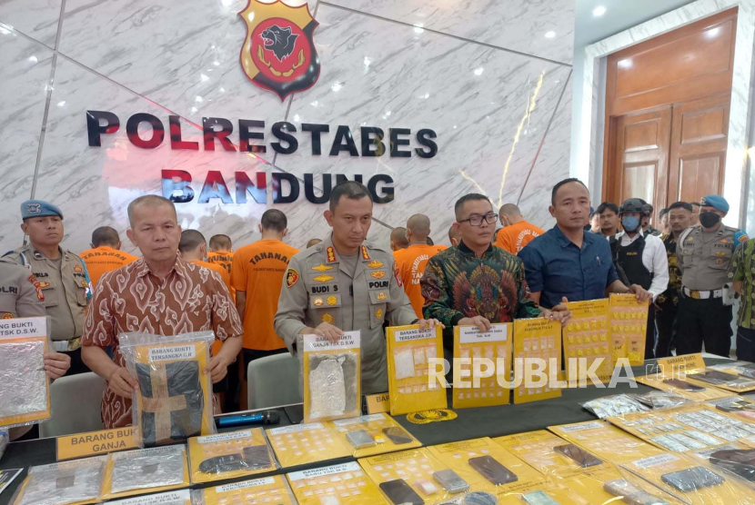 Polrestabes Bandung menjelaskan pengungkapan sejumlah kasus narkoba dan obat keras selama Operasi Antik Lodaya 2023 di Markas Polrestabes Bandung, Jawa Barat, Jumat (4/8/2023).