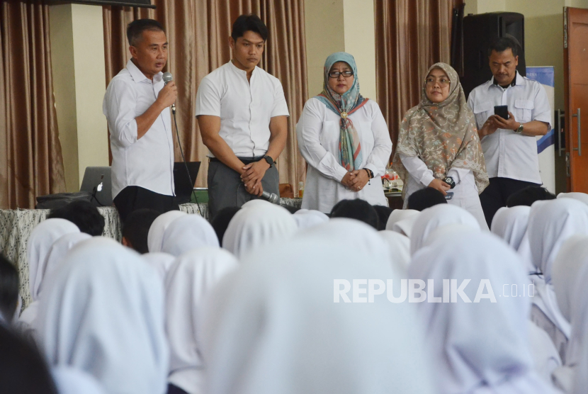 Pj Gubernur Jawa Barat Bey Machmudin berbincang dengan para siswa baru di SMKN 1 Bandung, Jalan Wastukancana, Kota Bandung, Saat meninjau kegiatan Masa Pengenalan Lingkungan Sekolah (MPLS), Rabu (17/7/2024). Dalam kesempatan itu Bey berpesan agar kegiatan MPLS menyenangkan tidak ada perilaku kekerasan dan perundungan. Semua siswa baru bergembira, membangun karakter dan menanamkan nilai-nilai kejujuran serta tanggung jawab.