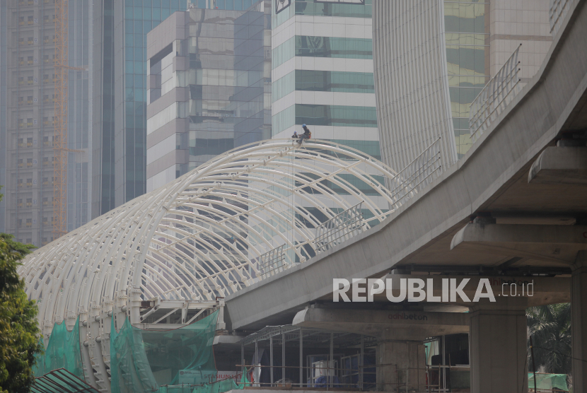 Pekerja menyelesaikan proyek pembangunan LRT Jabodebek di Jalan HR Rasuna Said, Kuningan, Jakarta. (Ilustrasi)
