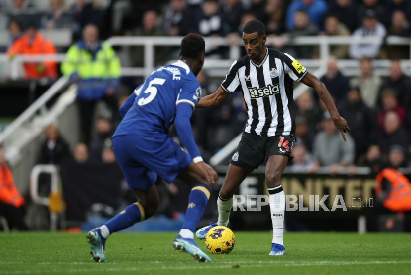 Alexander Isak of Newcastle United (R) in action against Benoit Badiashile of Chelsea (L) during the English Premier League soccer match between Newcastle United and Chelsea FC in Newcastle, Britain, 25 November 2023.  