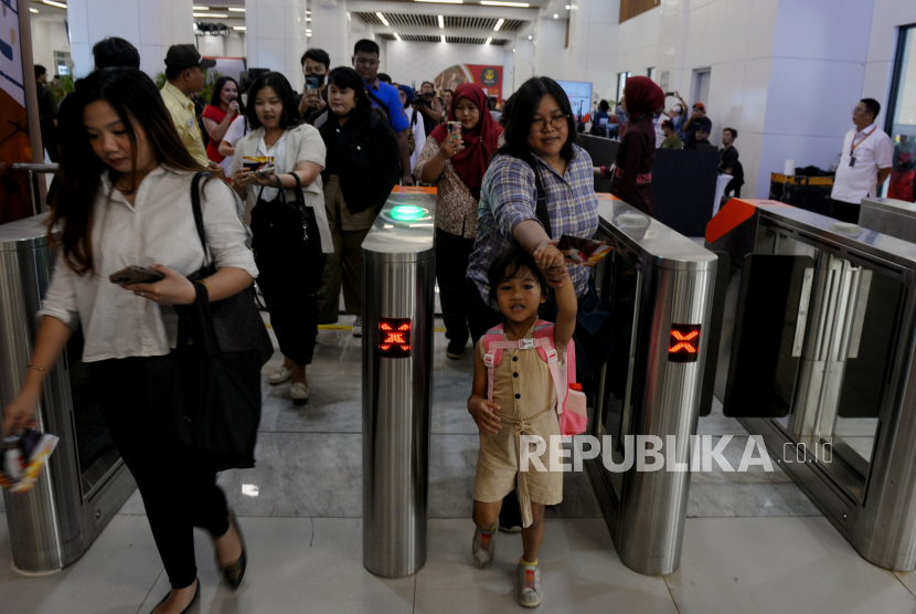 PT Kereta Cepat Indonesia China (KCIC) mencatat sebanyak 225.000 penumpang telah menggunakan kereta cepat Whoosh pada masa liburan Lebaran 2024. 