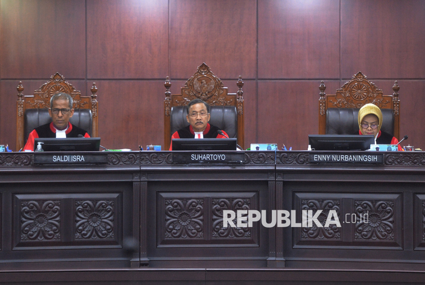 Ketua Mahkamah Konstitusi Suhartoyo bersama Hakim Konstitusi lainnya memimpin jalannya sidang, di Mahkamah Konstitusi, Jakarta, Senin (30/6/2025).