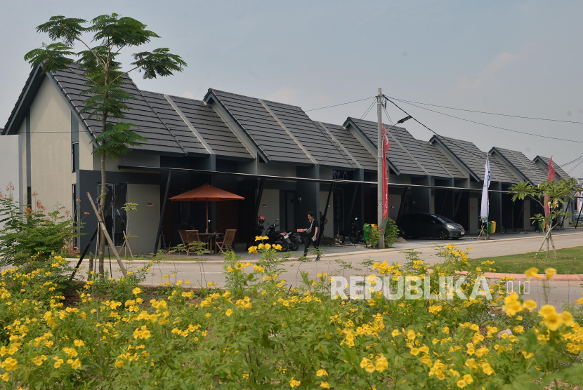 Pejalan kaki melintas di lokasi Pilot Project Rumah Rendah Emisi di Perumahan Mutiara Gading City, Bekasi, Kamis (29/8/2024). BTN berkomitmen mendukung pembiayaan 150.000 unit rumah dengan 30 persen penggunaan komponen ramah lingkungan yang ditargetkan bakal tercapai pada 2029. Pada pilot project rumah rendah emisi, BTN menggunakan material ramah lingkungan berupa floor decking yang mengandung 3,6 kilogram (kg) sampah plastik dan paving block yang mengandung 2 kg sampah plastik per 1 meter persegi.