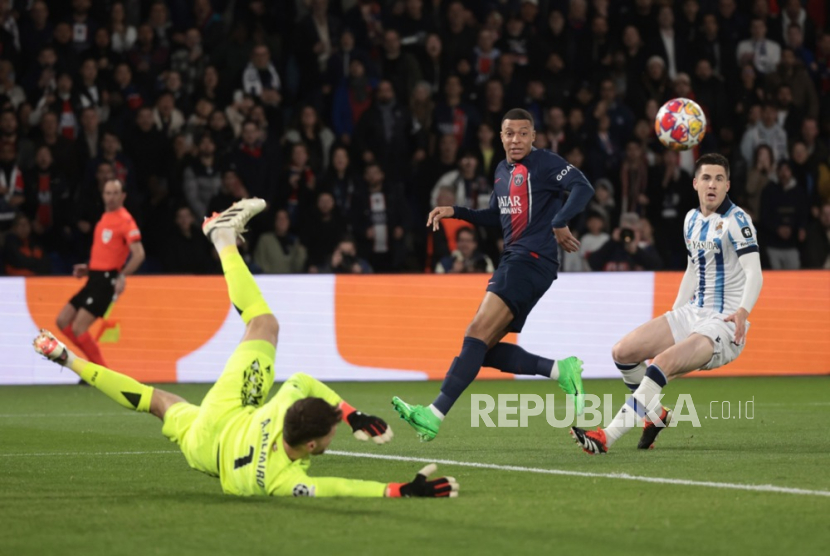 Kylian Mbappe (tengah) dari Paris Saint Germain beraksi pada babak 16 besar Liga Champions UEFA, pertandingan leg pertama antara Paris Saint Germain (PSG) dan Real Sociedad di Paris, Prancis,