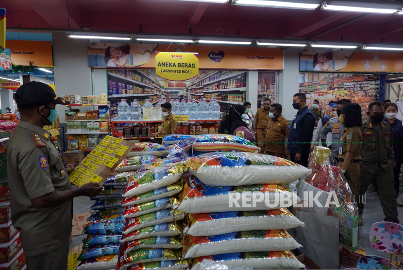 Tim Pengendali Inflasi Daerah (TPID) memeriksa ketersediaan beras dan harganya di Supermarket Saga Kota Sorong, Papua Barat, Senin (6/12/2021) (ilustrasi).