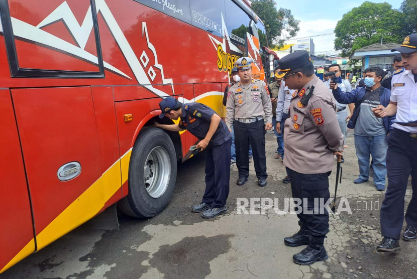 Kepala Polres (Kapolres) Indramayu AKBP M Fahri Siregar memantau pemeriksaan kelaikan kendaraan angkutan umum di Terminal Kota Indramayu, Kabupaten Indramayu, Jawa Barat, Senin (10/4/2023). 