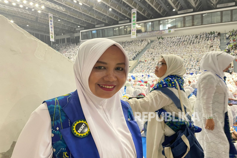 Ibu-Ibu Majelis Taklim Bagikan Tips Membagi Waktu Pengajian dan Keluarga. Foto: Ety Sunanti, anggota Majelis Taklim Al-Furqon Jakarta, saat menghadiri Milad BKMT 42 Tahun di Istora Senayan, Jakarta, Selasa (21/2/2023). 