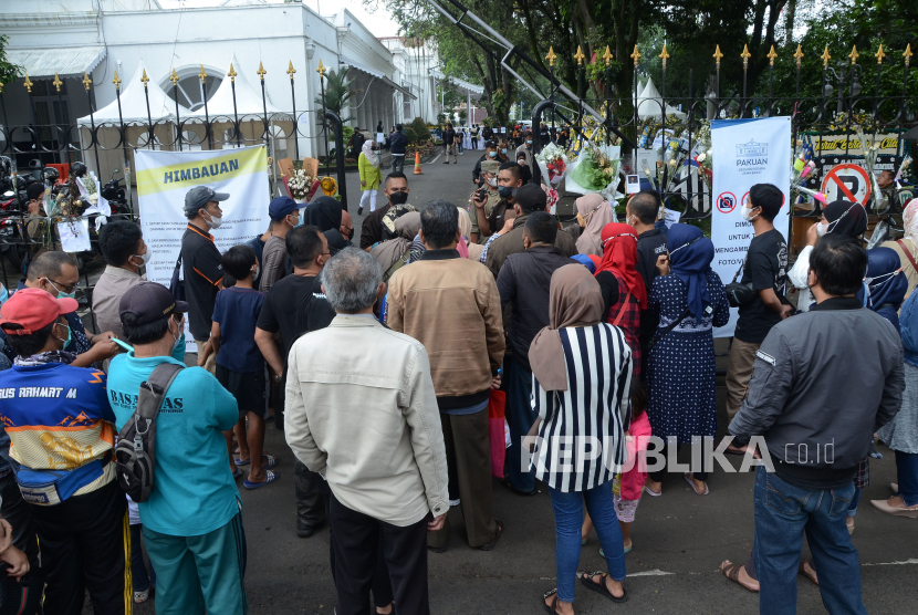 Warga antre menunggu giliran masuk ke rumah dinas Gubernur Jawa Barat, Gedung Pakuan Kota Bandung, untuk menyampaikan belasungkawa dan doa bagi putra sulung Gubernur Jawa Barat Ridwan Kamil, Emmeril Kahn Mumtadz, Ahad (12/6). Diperkirakan jenazah Eril akan tiba di Gedung Pakuan, Ahad (12/6) malam, dan akan dimakamkan hari Senin (13/6) di Cimaung, Kabupaten Bandung.