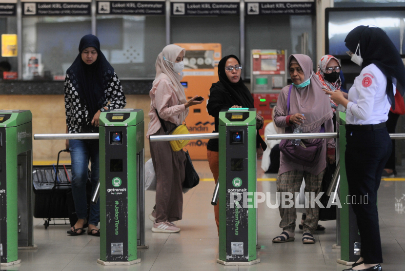 Penumpang tidak memakai masker saat akan menaiki KRL di Stasiun Tanah Abang, Jakarta.