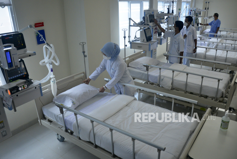 Petugas kesehatan mempraktekkan proses kontrol ruang Instalasi Gawat Darurat (IGD) saat peresmian Rumah Sakit Otak dan Jantung Pertamina Royal Biringkanayya di Makassar, Sulawesi Selatan, Rabu (30/3/2022). Rumah Sakit Otak dan Jantung Pertamina kini hadir dengan berbagai fasilitas diantaranya ruang IGD, Radiologi CT Scan, perawatan dan ruang operasi untuk menjangkau pelayanan masyarakat di bidang kesehatan khususnya untuk melayani penyakit otak dan jantung. 