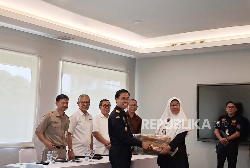 Ditjen Bea Cukai Kemenkeu menjelaskan soal permasalahan yang terjadi akhir-akhir ini, di Kantor DHL Express Service Point-JDC, Tangerang, Senin (29/1/2024).