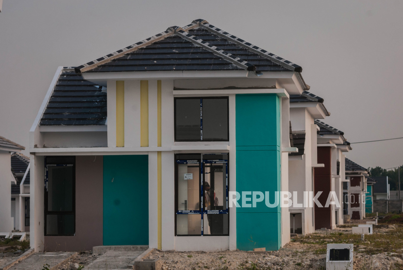 Pekerja menyelesaikan pembangunan unit rumah (ilustrasi). Tren penurunan kasus Covid-19 di Indonesia memberikan angin segar terhadap emiten properti dan real estate, PT PP Properti (Persero) Tbk.