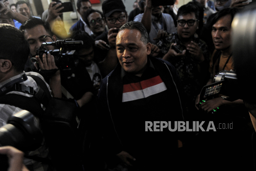 Ketua Badan Perlindungan Pekerja Migran Indonesia (BP2MI) Benny Ramdhani tiba untuk memenuhi panggilan di Bareskrim Polri, Jakarta, Senin (29/7/2024). Direktorat Tindak Pidana Umum (Dittipidum) Bareskrim Polri melakukan pemanggilan terhadap Ketua BP2MI Benny Ramdhani untuk dimintai keterangan sebagai saksi terkait soal ungkapan Benny yang menyebut sosok berinisial T sebagai pengendali praktik judi online di Indonesia dari Kamboja dan juga praktik penipuan daring (scamming online). Dalam hal ini Bareskrim Polri berupaya menyelidiki sosok T tersebut melalui keterangan Benny sebagai langkah memberantas praktik judi onlien.