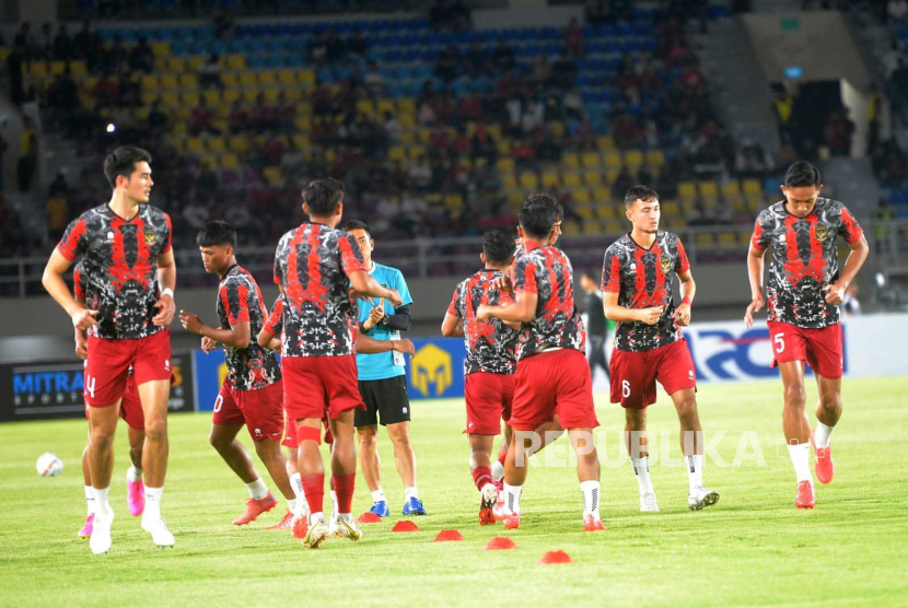Pemain Timnas Sepak Bola Indonesia mengikuti sesi latihan jelang laga melawan Turkmenistan pada pertandingan babak Kualifikasi Grup K AFC U23 Asian Cup 2024 di Stadion Manahan, Surakarta, Jawa Tengah, Selasa  (12/9/2023).