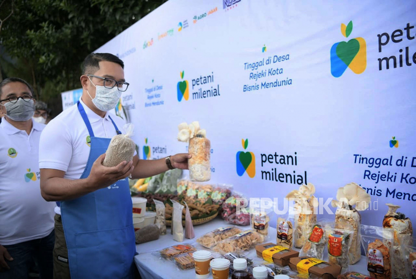 Gubernur Jawa Barat Ridwan Kamil meninjau produk hasil pertanian