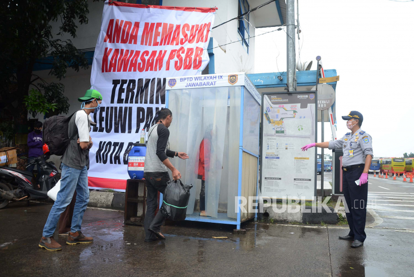 Calon penumpang yang akan memasuki Terminal Leuwipanjang, Kota Bandung, melakukan sterilisasi. Kepolisian Resor Bogor melakukan penyekatan di perbatasan Cianjur dan Sukabumi demi mencegah penyebaran virus corona baru (COVID-19) melalui aktivitas mudik masyarakat, sesuai larangan yang dikeluarkan Presiden Joko Widodo.
