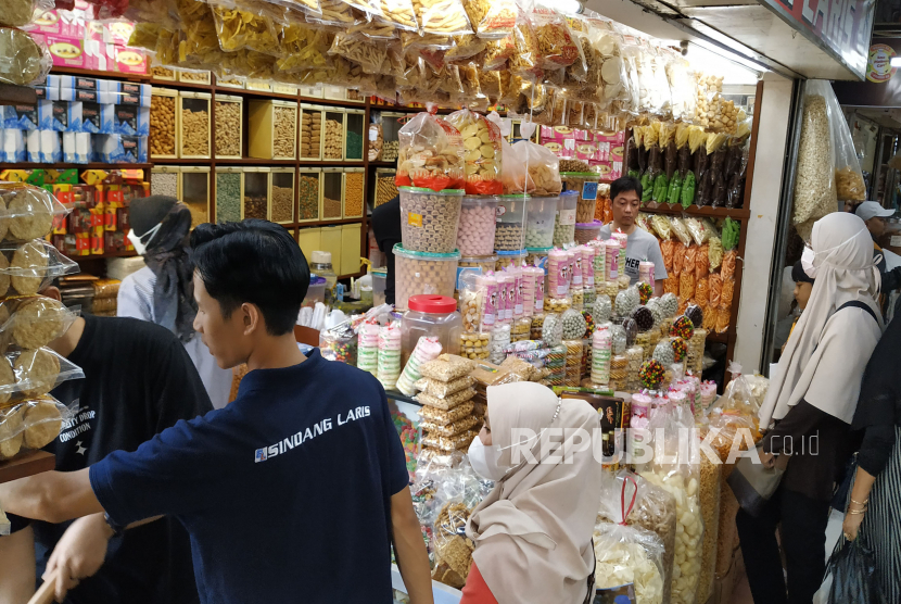 Kios pedagang makanan khas Bandung ramai pengunjung di Pasar Kosambi, Kota Bandung, Sabtu (8/4/2023). Kementerian Keuangan (Kemenkeu) melihat pertumbuhan ekonomi kuartal II 2023 akan lebih baik dari realisasi kuartal I 2023