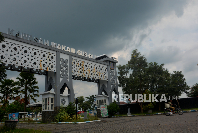 Pesantren Tebuireng Keluarkan Tujuh Maklumat Soal Covid-19. Foto: Pintu masuk kawasan makam Gus Dur di Pondok Pesantren Tebuireng, Kecamatan Cukir, Kabupaten Jombang, Jawa Timur, Selasa (19/5/2020). Kawasan wisata religi ziarah makam Presiden keempat KH Abdurrahman Wahid atau Gus Dur di Ponpes Tebuireng yang biasanya ramai dikunjungi peziarah saat bulan Ramadhan ditutup sejak 16 Maret hingga batas waktu yang belum ditentukan akibat pandemi virus Corona