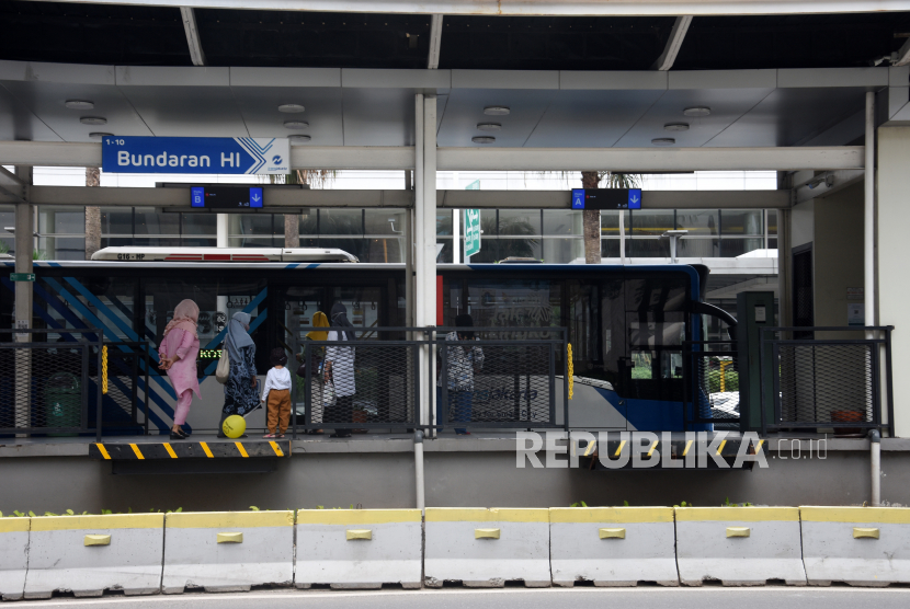 Calon penumpang menaiki bus TransJakarta di Halte Bundaran HI, Jakarta, Ahad (10/4/2022). PT TransJakarta berencana menutup sementara sembilan halte mulai 15 April 2022 karena adanya revitalisasi  di 11 halte milik BUMD DKI Jakarta tersebut. 