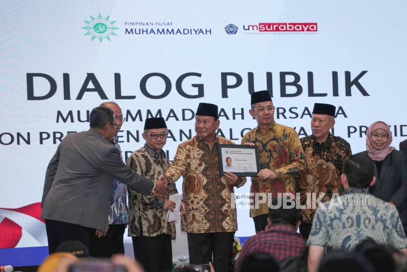 Capres Prabowo Subianto menerima Tanda Kehormatan Anggota Muhammadiyahdari Ketua PP Muhammadiyah Irwan Akib (ketiga kanan) di Universitas Muhammadiyah Surabaya, Jawa Timur, Jumat (24/11/2023). 
