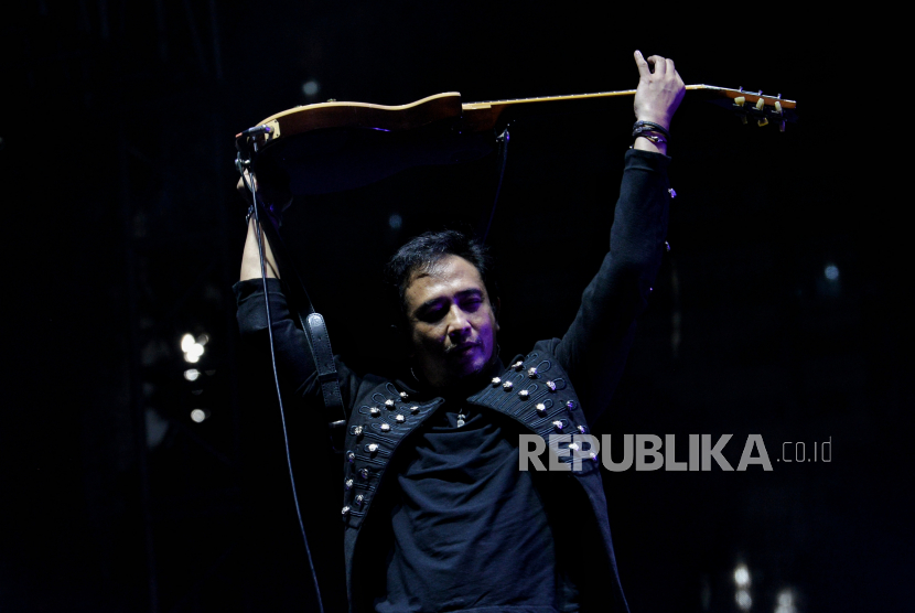 Gitaris grup Band Padi Reborn Piyu.