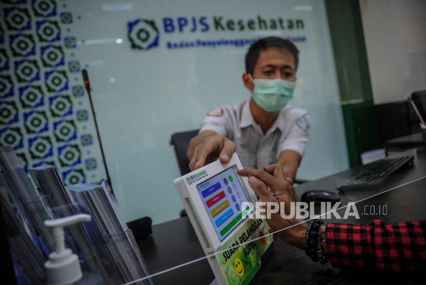Pegawai melayani warga di Kantor Cabang BPJS Kesehatan. Sebanyak 188 ribu lebih peserta Badan Penyelenggara Jaminan Sosial (BPJS) Kesehatan dari jalur peserta mandiri di Provinsi Kalimantan Tengah menunggak iuran dengan nilai total tunggakan hampir Rp 130 miliar.