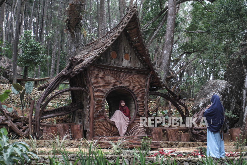Bantul Dikunjungi 50 Ribu Wisatawan Selama Libur Panjang. Wisatawan mengunjungi obyek wisata kawasan Hutan Pinus Mangunan di Bantul, DI Yogyakarta.